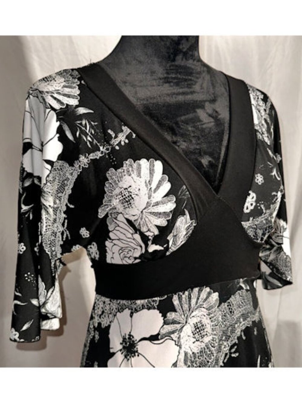 B. Moss Black and White Flowered Knit Dress, X-Small - Picture 5 of 10